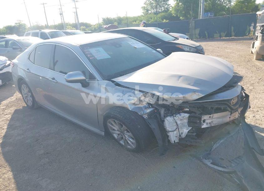 2018 Toyota Camry LE (VIN JTNB11HKXJ3017594) main photo