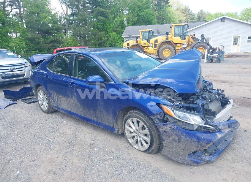 2018 Toyota Camry LE (VIN JTNB11HKXJ3042883) main photo