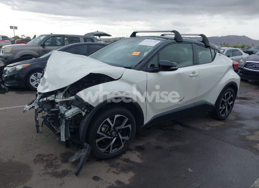 Photo 2 of 2020 Toyota C-hr XLE (VIN JTNKHMBX0L1069221)