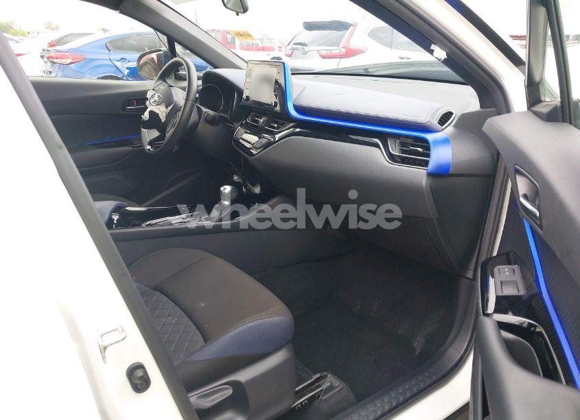 Photo 5 of 2020 Toyota C-hr XLE (VIN JTNKHMBX0L1069221)