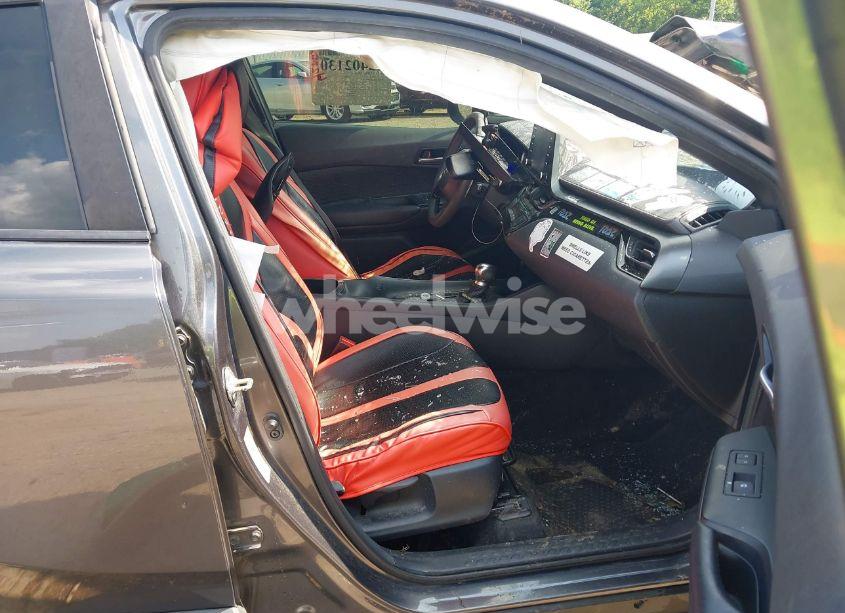 Photo 4 of 2019 Toyota C-hr LE (VIN JTNKHMBX2K1048871)