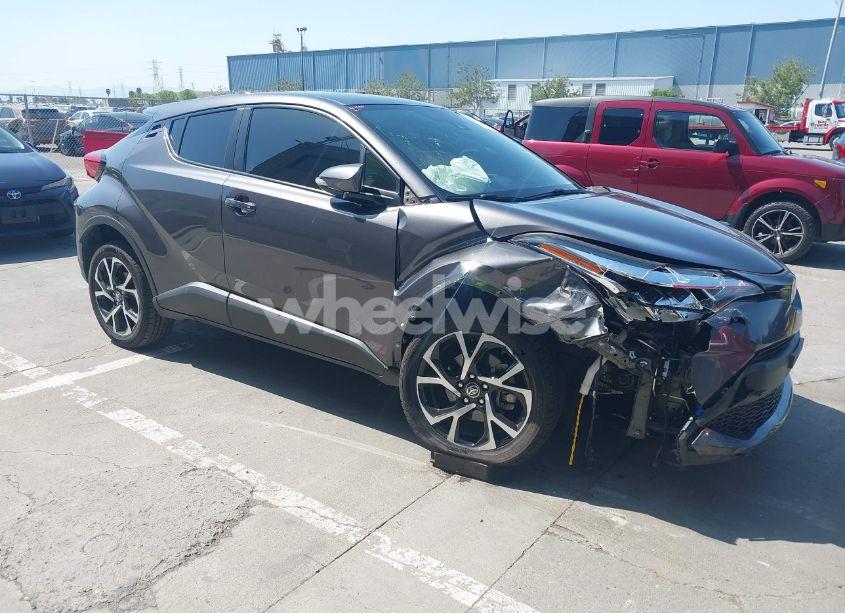2020 Toyota C-hr XLE (VIN JTNKHMBX2L1070998) main photo