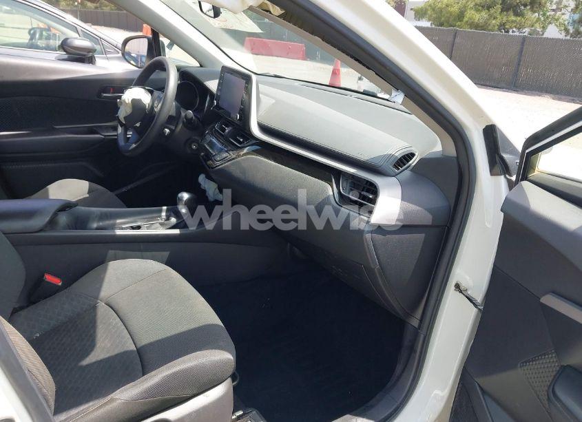 Photo 5 of 2021 Toyota C-hr LE (VIN JTNKHMBX2M1118467)