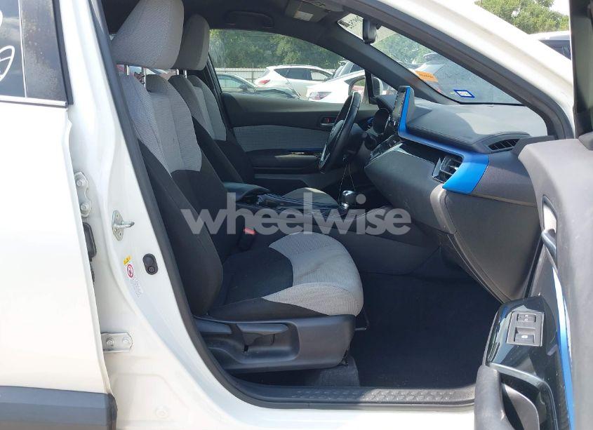 Photo 5 of 2019 Toyota C-hr XLE (VIN JTNKHMBX3K1015636)