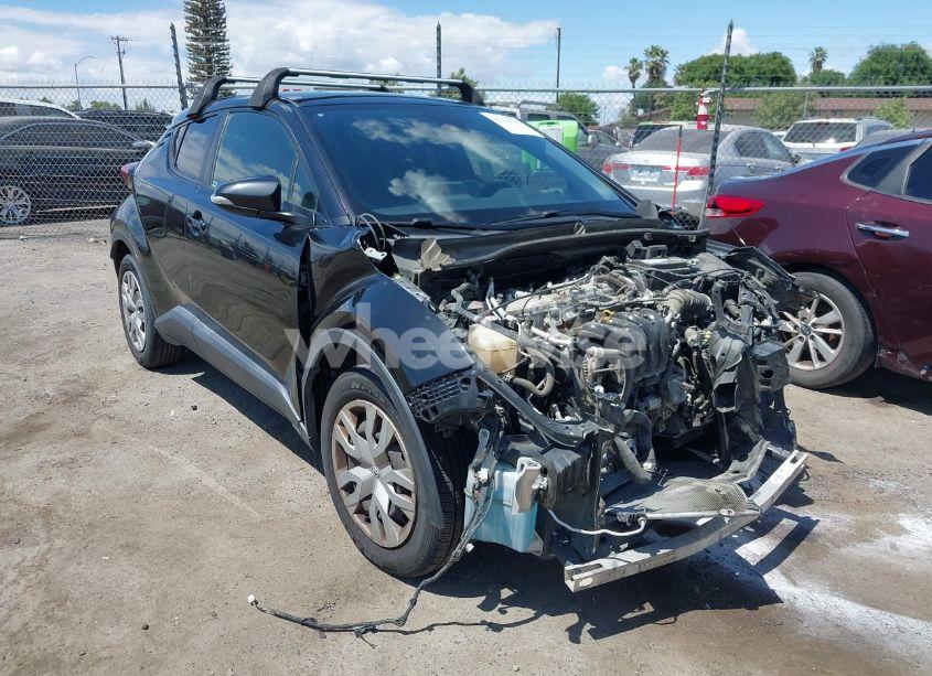 2019 Toyota C-hr LE (VIN JTNKHMBX5K1059637) main photo