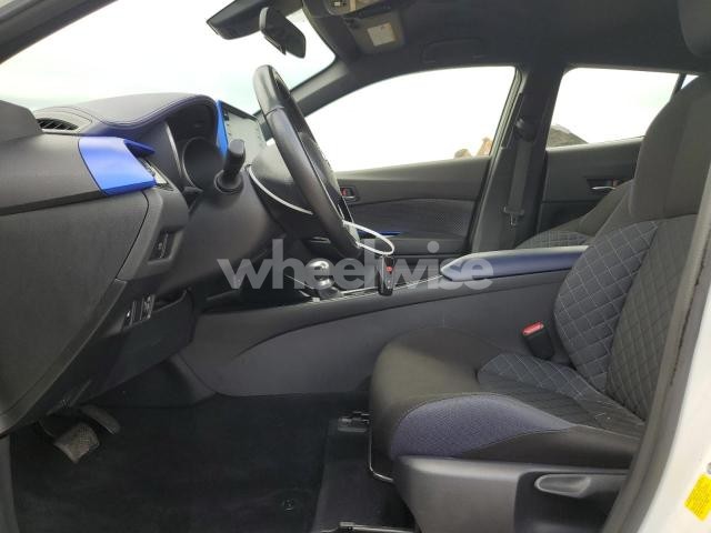 Photo 4 of 2020 TOYOTA C-HR XLE (VIN JTNKHMBX5L1066184)