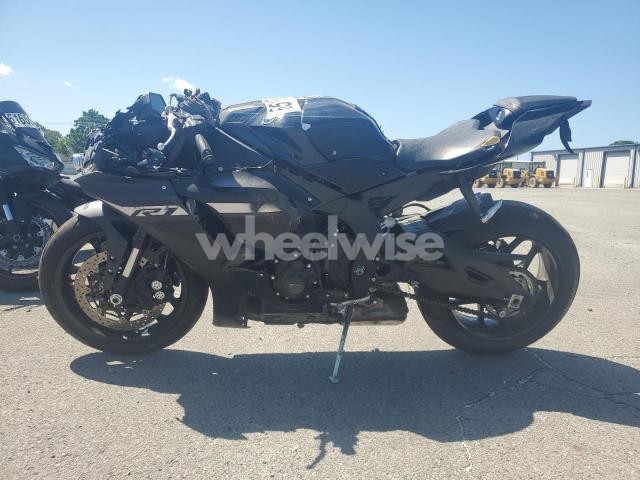 Photo 3 of 2024 YAMAHA YZFR1 (VIN JYARN66E7RA004113)