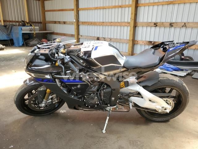 Photo 3 of 2024 YAMAHA YZFR1M (VIN JYARN67NXRA000488)