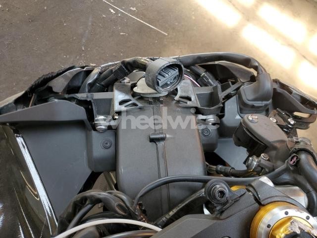 Photo 6 of 2024 YAMAHA YZFR1M (VIN JYARN67NXRA000488)