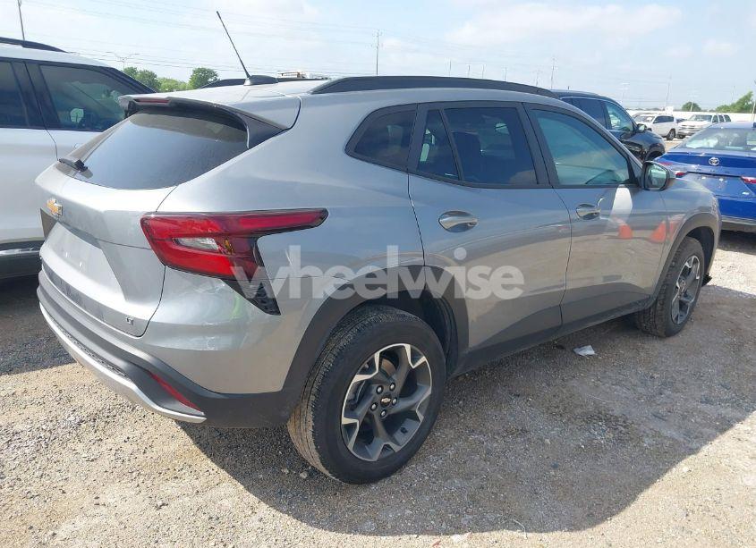 Photo 4 of 2024 Chevrolet Trax FWD LT (VIN KL77LHE22RC226502)