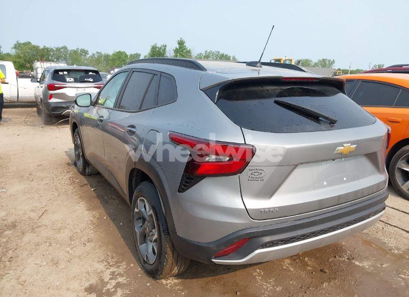 Photo 3 of 2024 Chevrolet Trax FWD LT (VIN KL77LHE25RC077809)