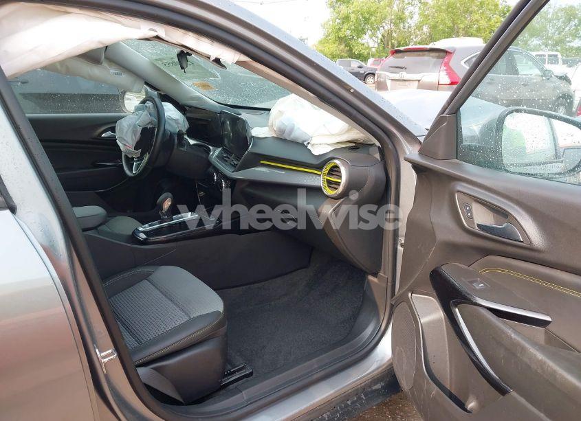 Photo 5 of 2024 Chevrolet Trax FWD LT (VIN KL77LHE25RC077809)
