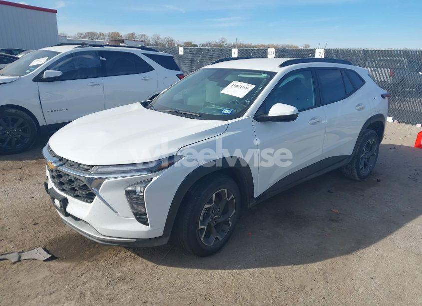 Photo 2 of 2024 Chevrolet Trax FWD LT (VIN KL77LHE25RC210746)