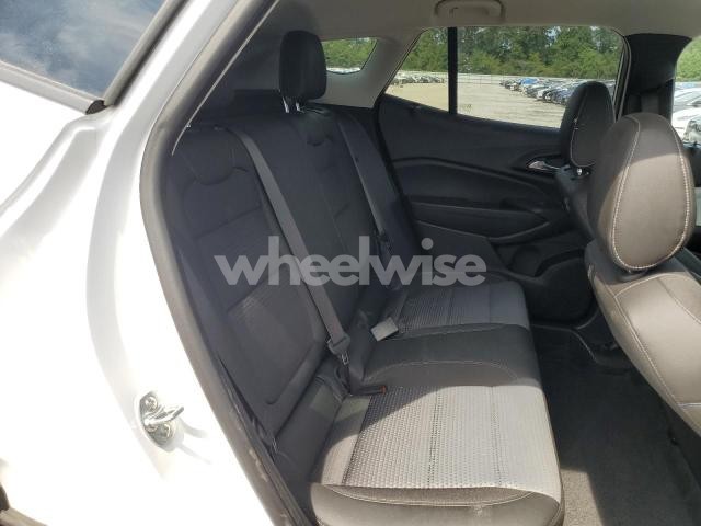Photo 2 of 2025 CHEVROLET TRAX 1LT (VIN KL77LHEP7SC235343)