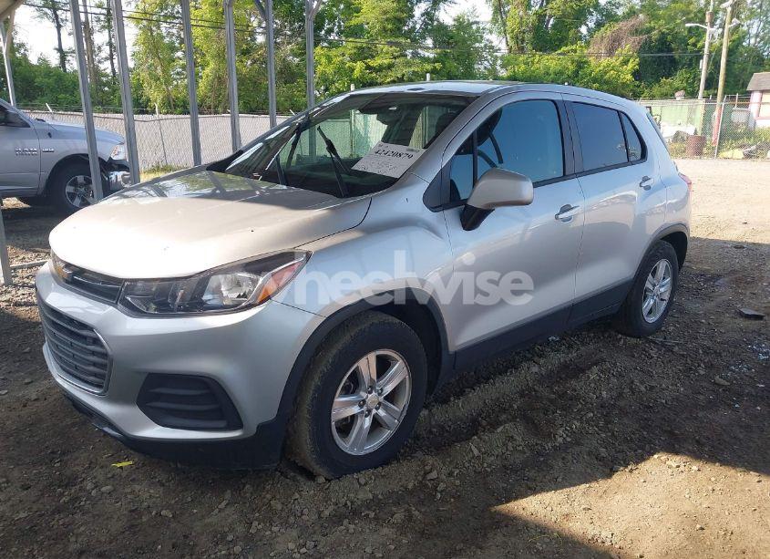 Photo 2 of 2020 Chevrolet Trax FWD LS (VIN KL7CJKSB1LB024737)