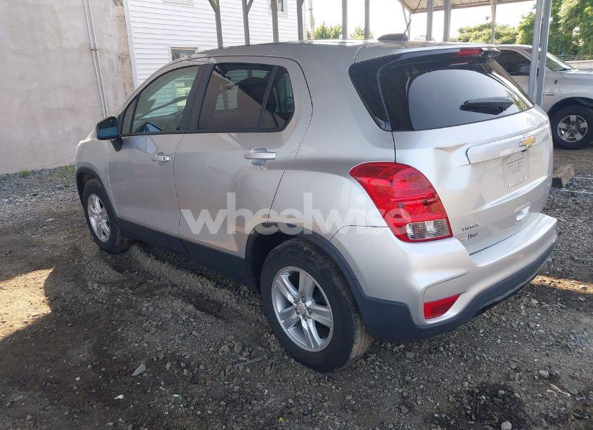 Photo 3 of 2020 Chevrolet Trax FWD LS (VIN KL7CJKSB1LB024737)