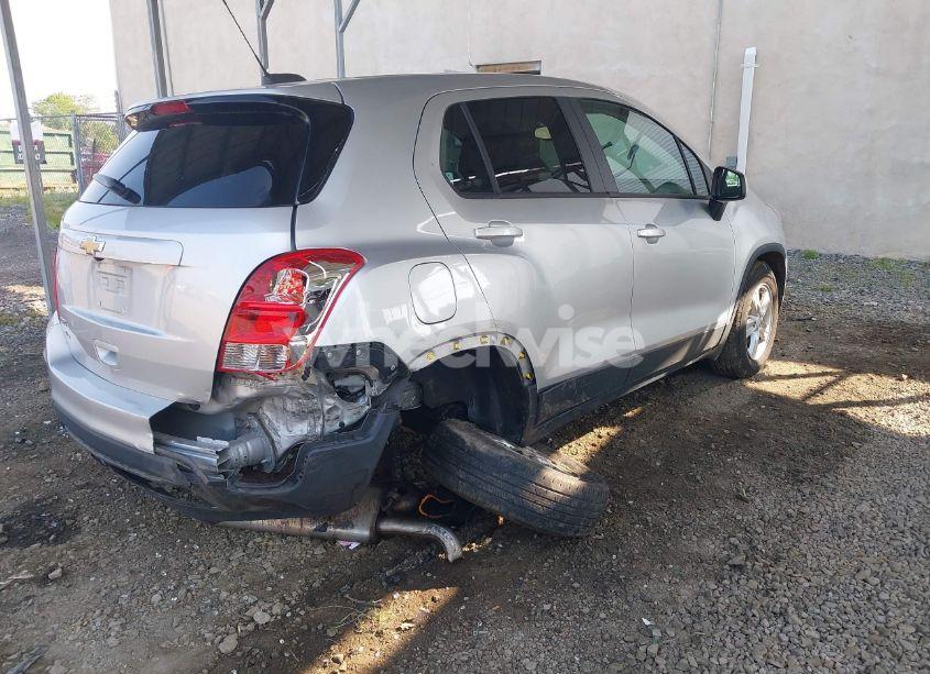 Photo 4 of 2020 Chevrolet Trax FWD LS (VIN KL7CJKSB1LB024737)