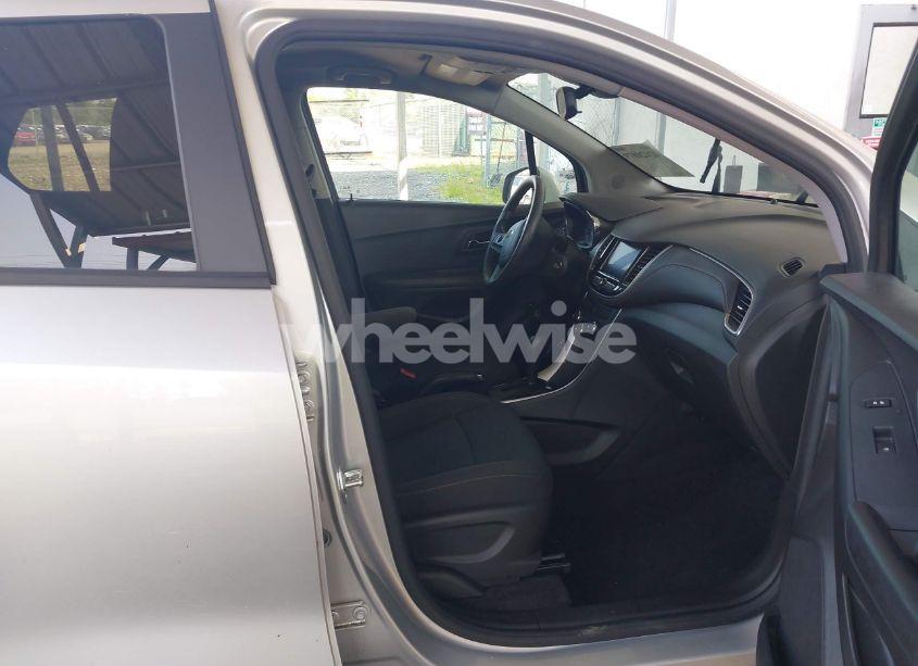 Photo 5 of 2020 Chevrolet Trax FWD LS (VIN KL7CJKSB1LB024737)