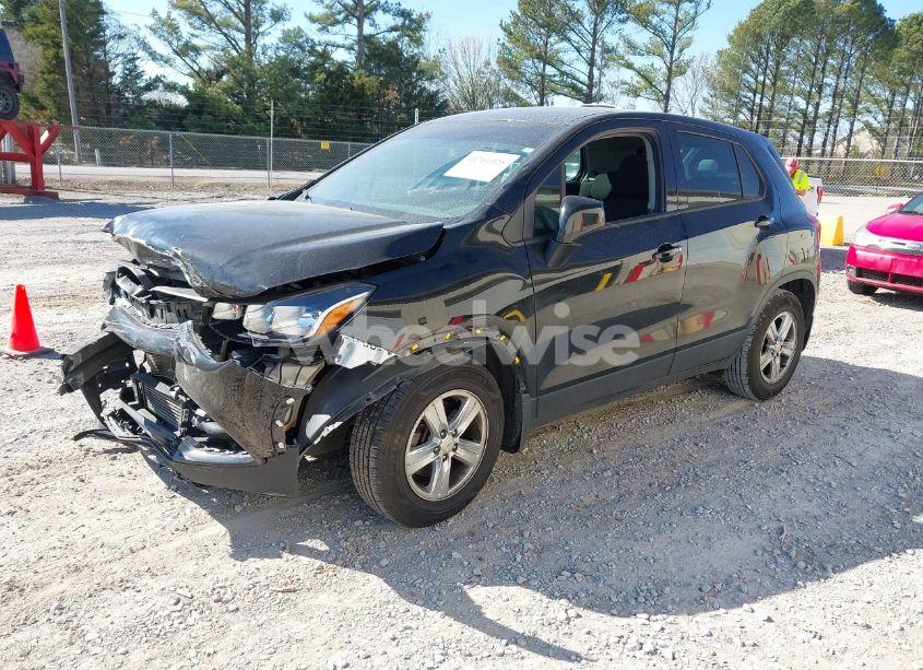 Photo 2 of 2020 Chevrolet Trax FWD LS (VIN KL7CJKSB1LB059214)