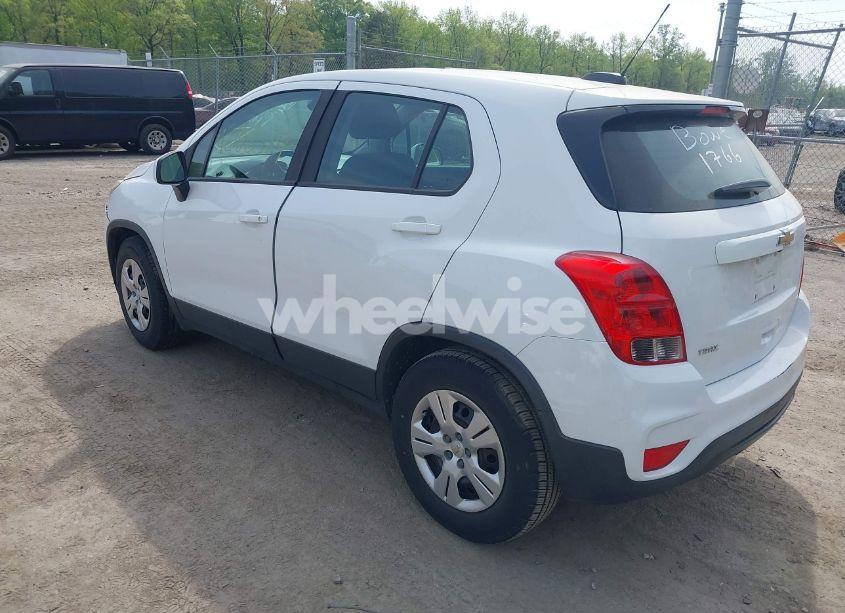Photo 3 of 2018 Chevrolet Trax LS (VIN KL7CJKSB2JB721766)
