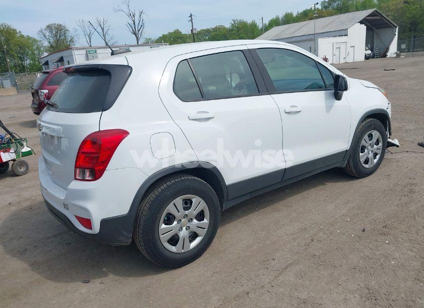 Photo 4 of 2018 Chevrolet Trax LS (VIN KL7CJKSB2JB721766)