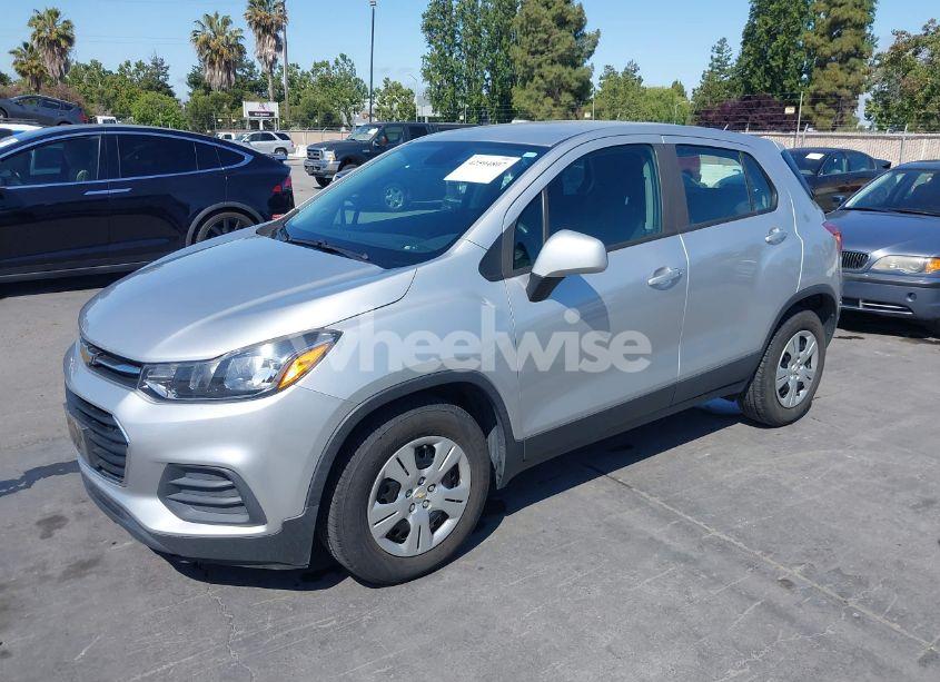 Photo 2 of 2018 Chevrolet Trax LS (VIN KL7CJKSB3JB541356)