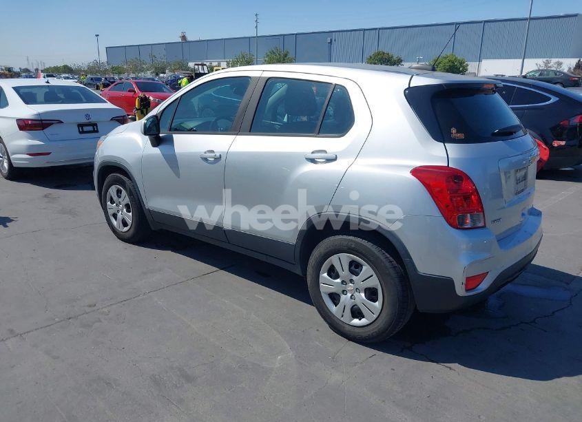 Photo 3 of 2018 Chevrolet Trax LS (VIN KL7CJKSB3JB541356)