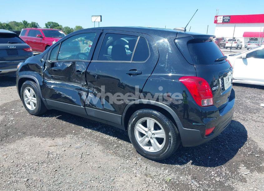 Photo 3 of 2020 Chevrolet Trax FWD LS (VIN KL7CJKSB3LB026277)