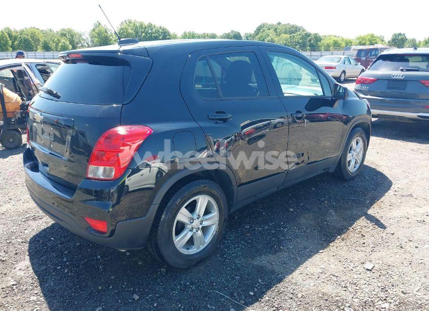 Photo 4 of 2020 Chevrolet Trax FWD LS (VIN KL7CJKSB3LB026277)