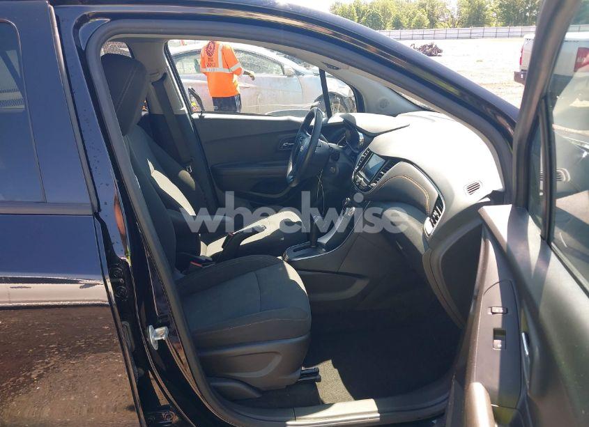 Photo 5 of 2020 Chevrolet Trax FWD LS (VIN KL7CJKSB3LB026277)