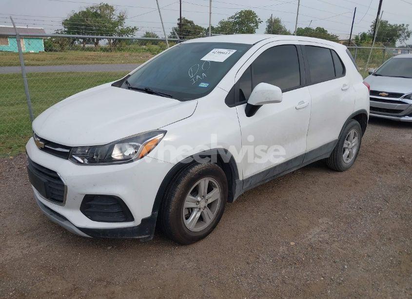 Photo 2 of 2020 Chevrolet Trax FWD LS (VIN KL7CJKSB3LB059411)