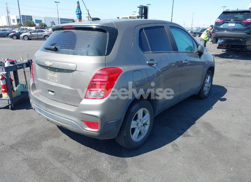 Photo 4 of 2020 Chevrolet Trax FWD LS (VIN KL7CJKSB3LB353522)