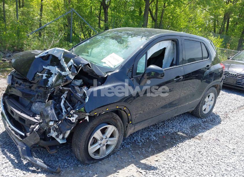 Photo 2 of 2021 Chevrolet Trax FWD LS (VIN KL7CJKSB4MB302421)