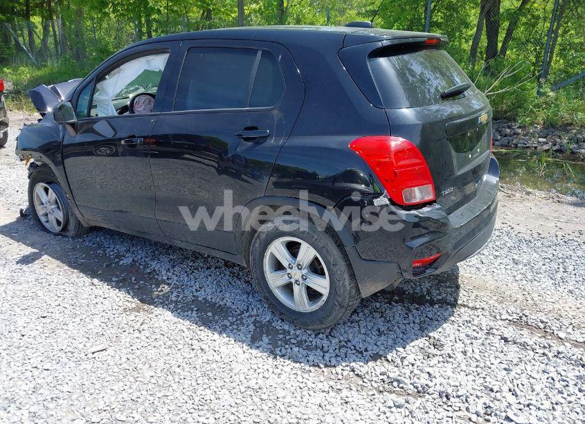 Photo 3 of 2021 Chevrolet Trax FWD LS (VIN KL7CJKSB4MB302421)