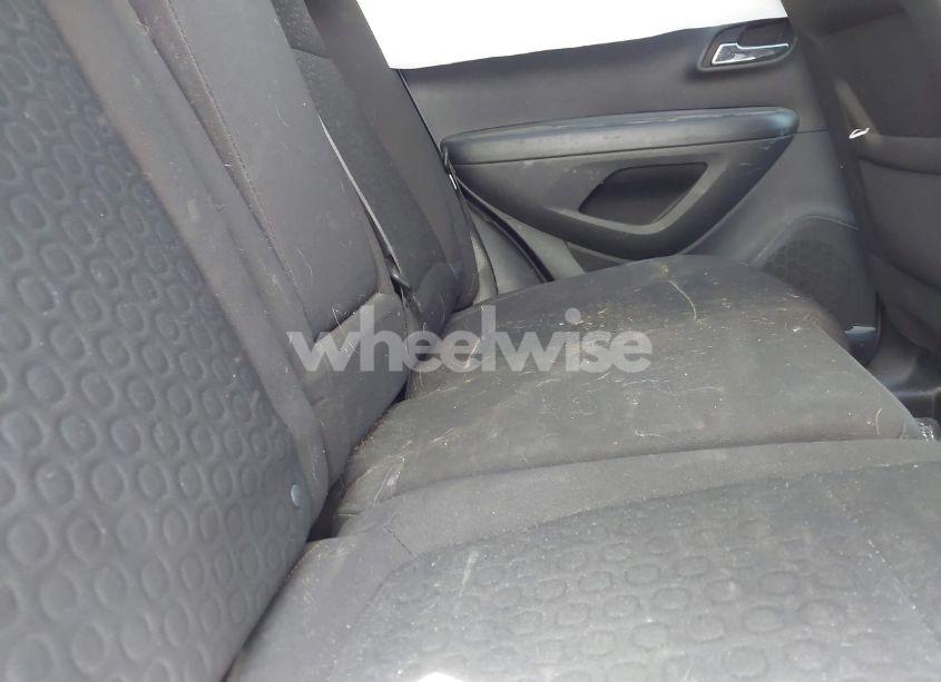 Photo 8 of 2021 Chevrolet Trax FWD LS (VIN KL7CJKSB4MB302421)