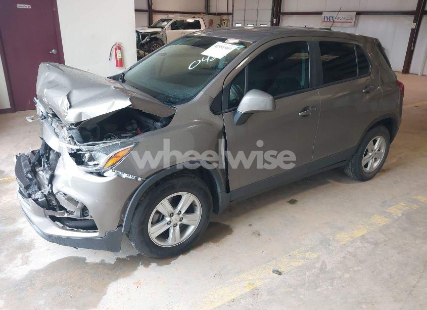 Photo 2 of 2021 Chevrolet Trax FWD LS (VIN KL7CJKSB5MB310429)