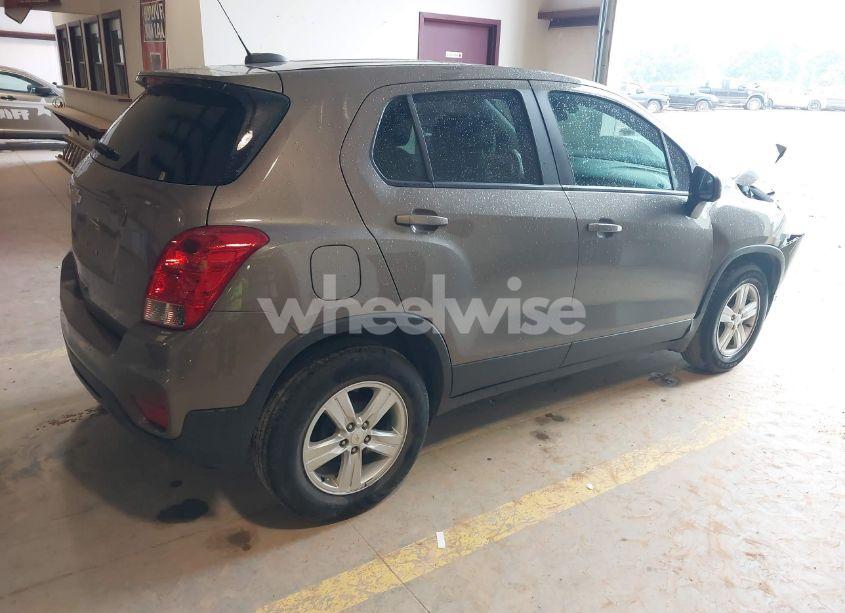 Photo 4 of 2021 Chevrolet Trax FWD LS (VIN KL7CJKSB5MB310429)