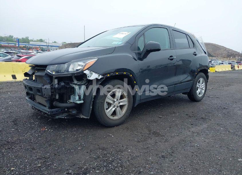 Photo 2 of 2020 Chevrolet Trax FWD LS (VIN KL7CJKSB6LB324435)