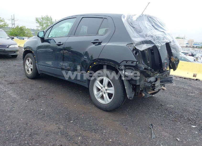 Photo 3 of 2020 Chevrolet Trax FWD LS (VIN KL7CJKSB6LB324435)