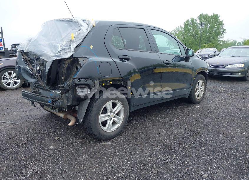 Photo 4 of 2020 Chevrolet Trax FWD LS (VIN KL7CJKSB6LB324435)
