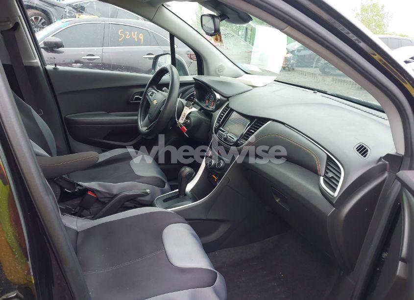 Photo 5 of 2020 Chevrolet Trax FWD LS (VIN KL7CJKSB6LB324435)