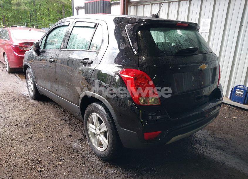 Photo 3 of 2020 Chevrolet Trax FWD LS (VIN KL7CJKSB7LB335766)