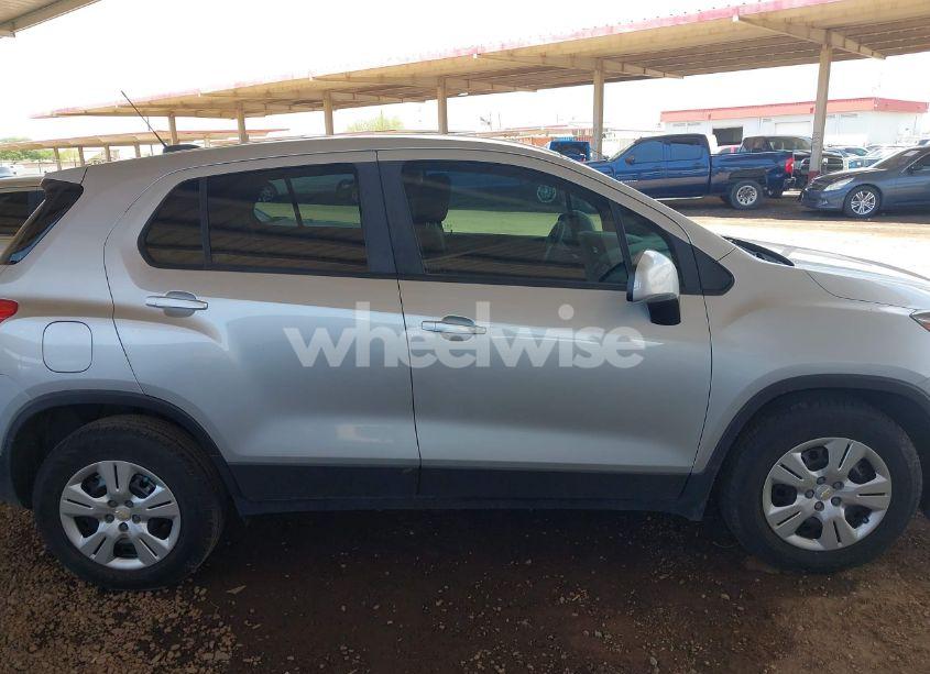 Photo 13 of 2018 Chevrolet Trax LS (VIN KL7CJKSB8JB574028)