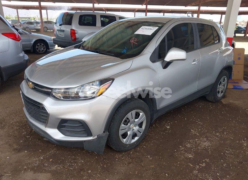 Photo 2 of 2018 Chevrolet Trax LS (VIN KL7CJKSB8JB574028)