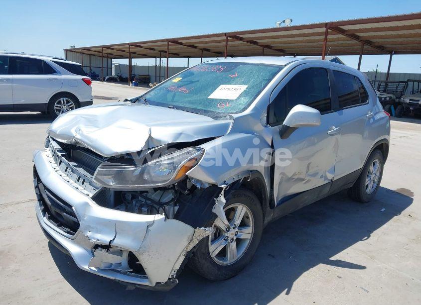 Photo 2 of 2020 Chevrolet Trax FWD LS (VIN KL7CJKSB8LB030471)