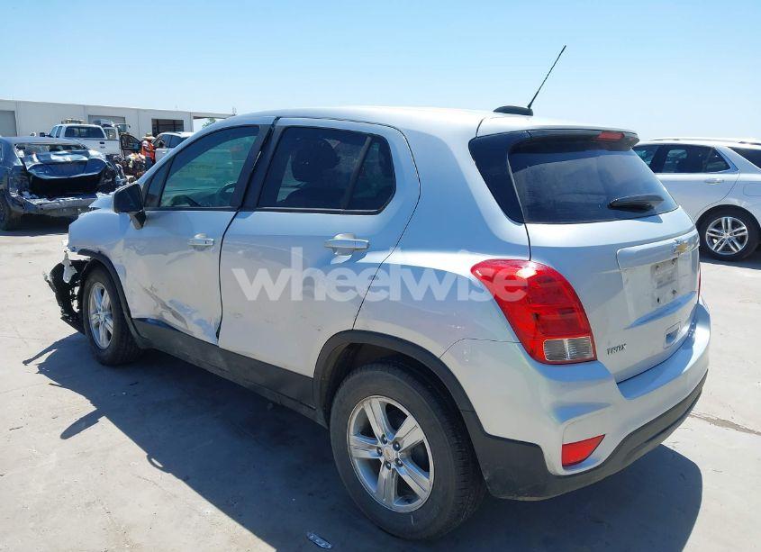 Photo 3 of 2020 Chevrolet Trax FWD LS (VIN KL7CJKSB8LB030471)