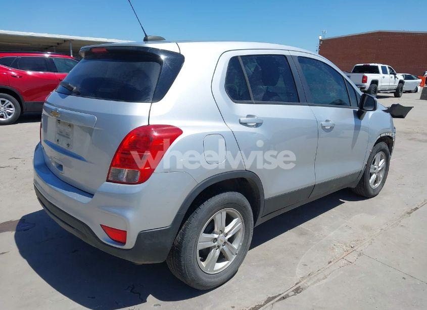 Photo 4 of 2020 Chevrolet Trax FWD LS (VIN KL7CJKSB8LB030471)
