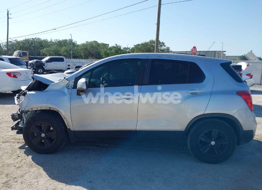 Photo 15 of 2020 Chevrolet Trax FWD LS (VIN KL7CJKSB8LB033001)