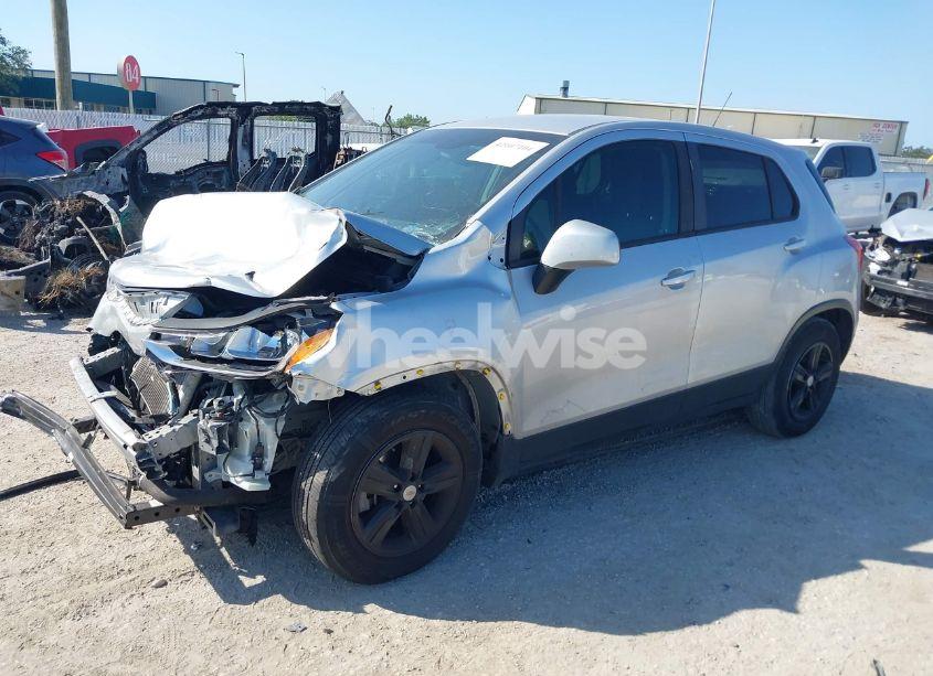 Photo 2 of 2020 Chevrolet Trax FWD LS (VIN KL7CJKSB8LB033001)