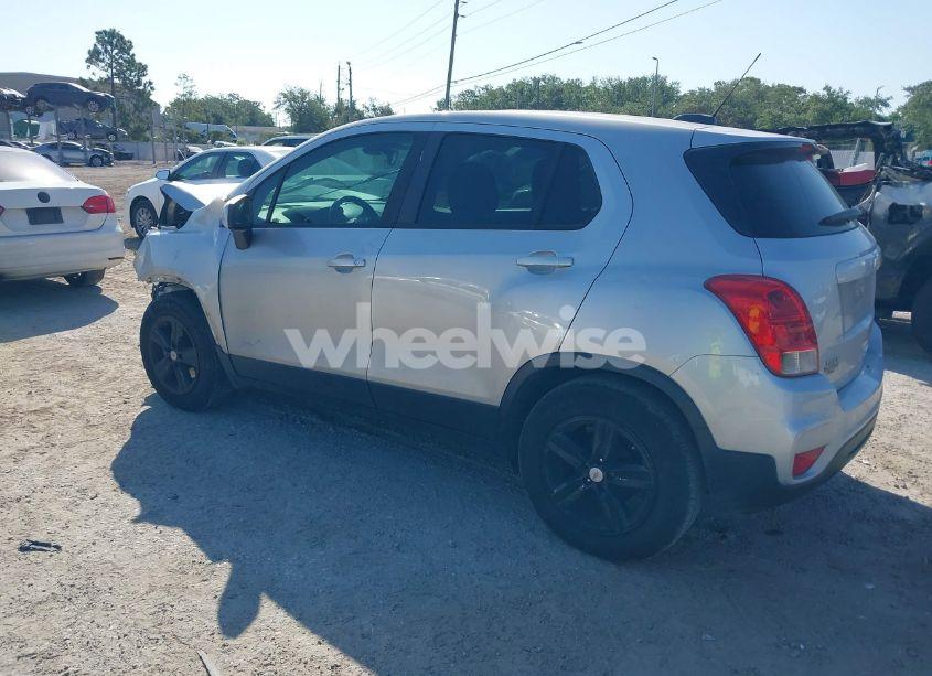 Photo 3 of 2020 Chevrolet Trax FWD LS (VIN KL7CJKSB8LB033001)
